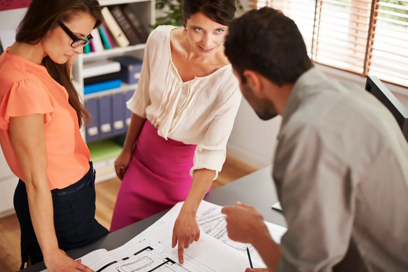 Работа архитектора требует внимания к деталям.